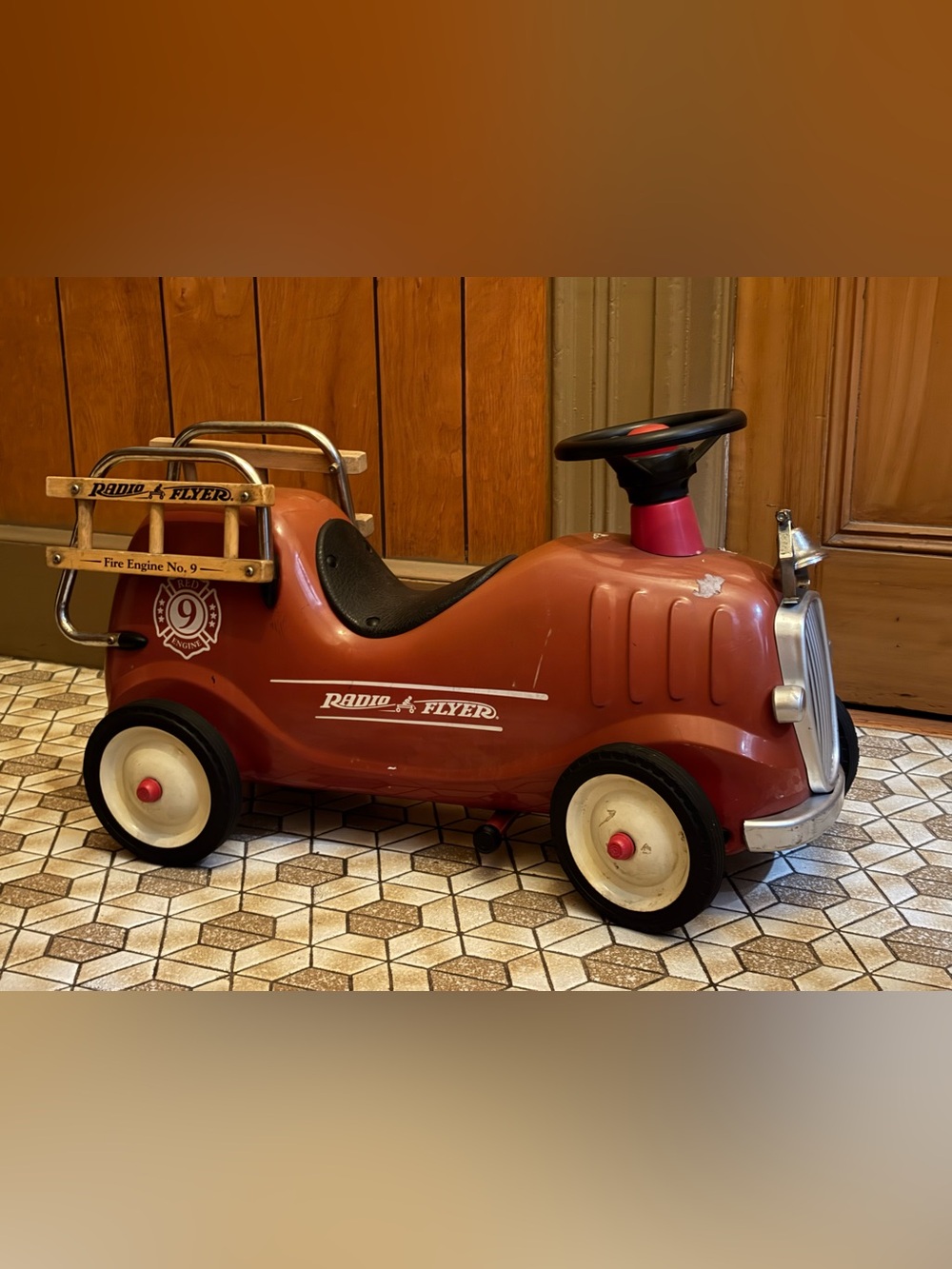 Vintage Classic Red Radio Flyer Ride-On Toy Car Collectors Item